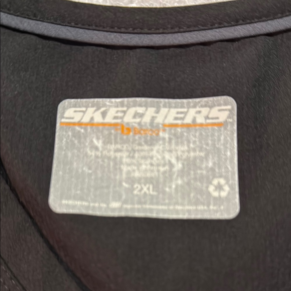 Sketchers scrub top with pockets - Picture 2 of 2